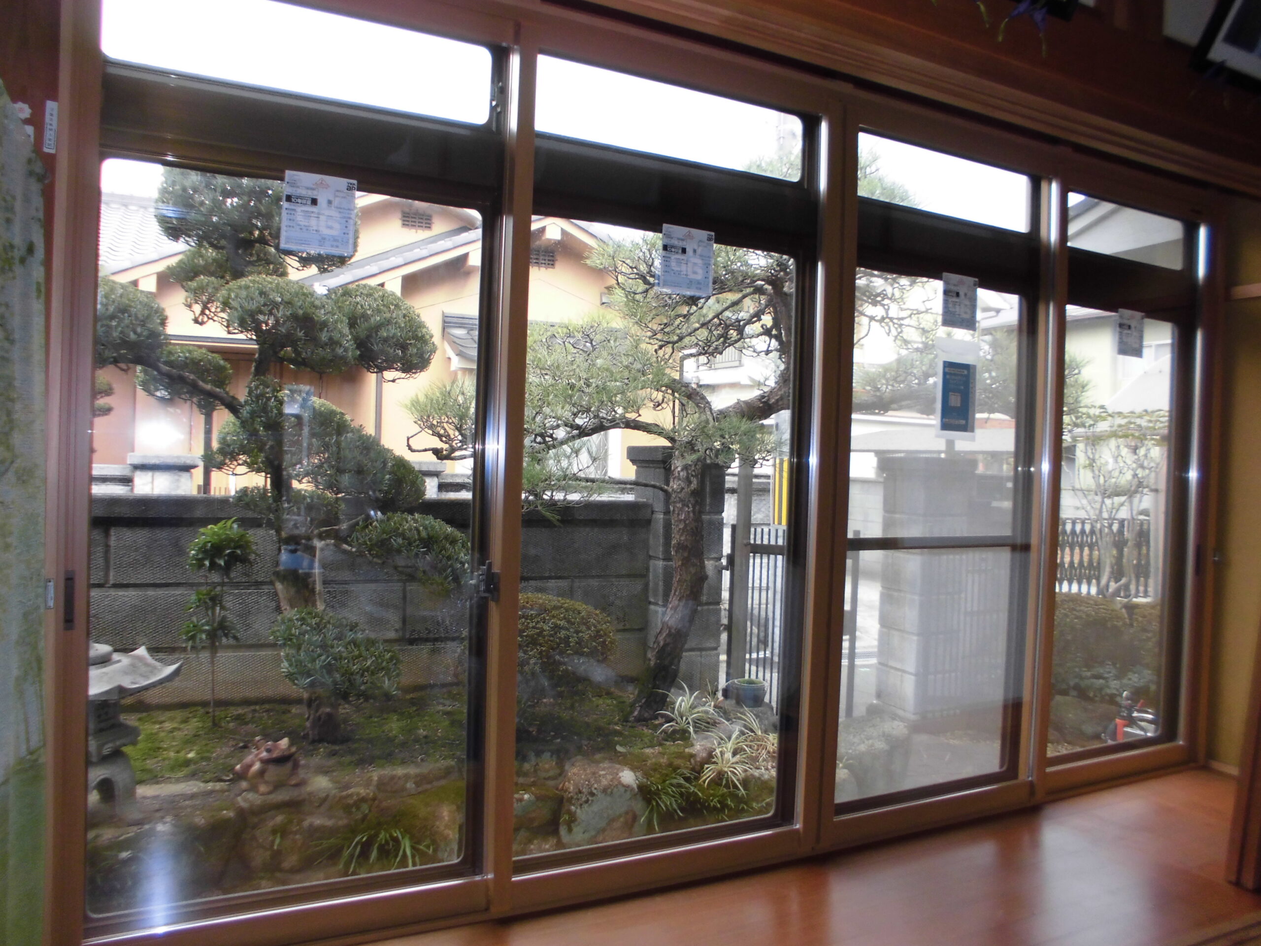 吹田市 ご自宅広縁4枚建てサッシ内側に先進的窓リノベ対象商品YKKAP製 