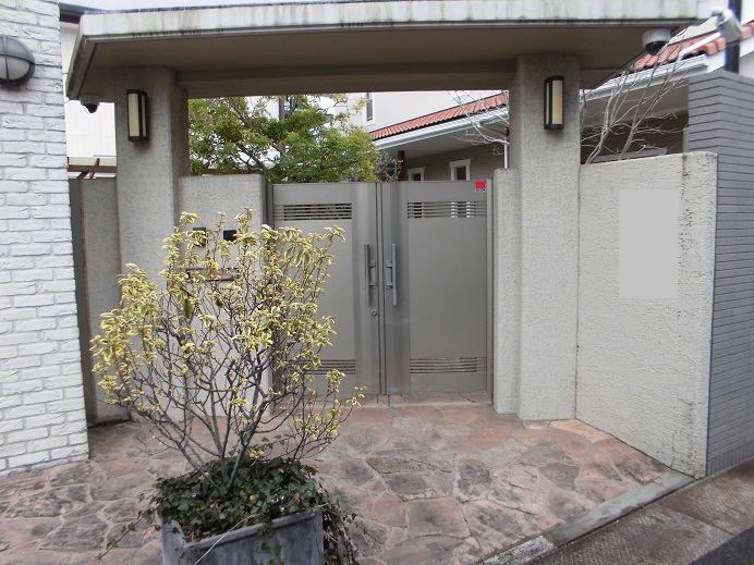 吹田市 既存高さ1.8Mのアルミ門扉をH2.2Mのアルミ木目調大型門扉に 