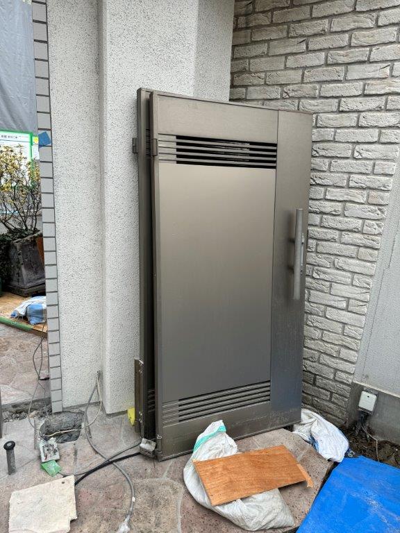 吹田市 既存高さ1.8Mのアルミ門扉をH2.2Mのアルミ木目調大型門扉に 