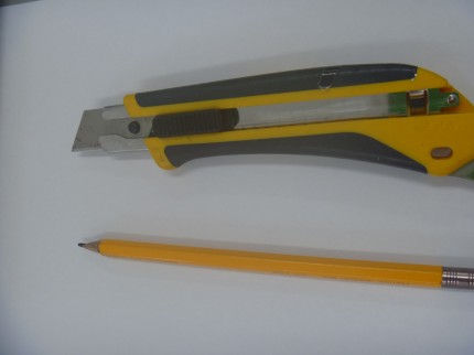 鉛筆とカッターナイフ