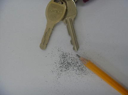鍵と鉛筆の削りかす鍵