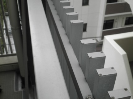 アルミ縦格子端塞ぎ方