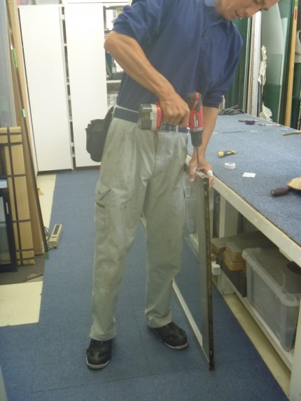 硝子割れ替え作業中