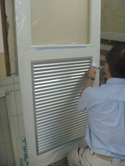 木製建具にガラリ取付