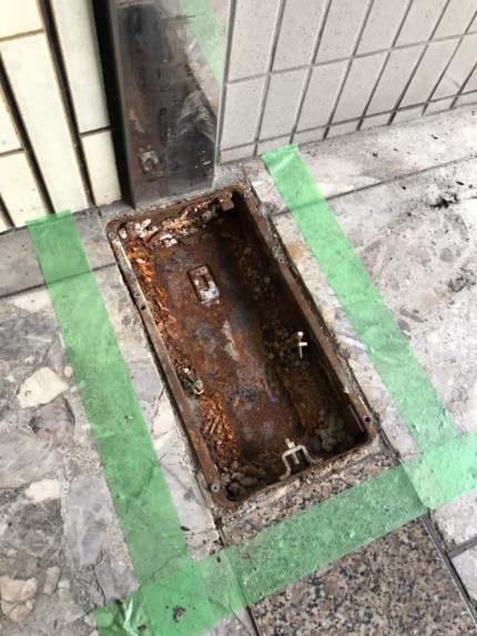 フロアヒンジ　施工中