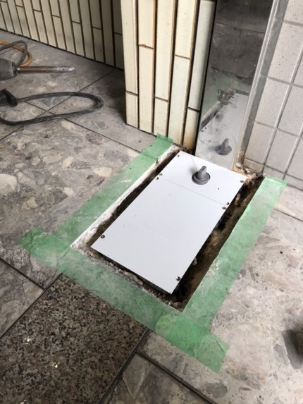 フロアヒンジ　施工中2