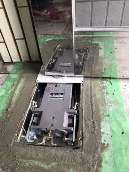 フロアヒンジ　施工中3