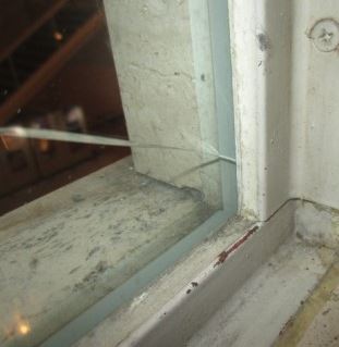 地震によるガラスビビ