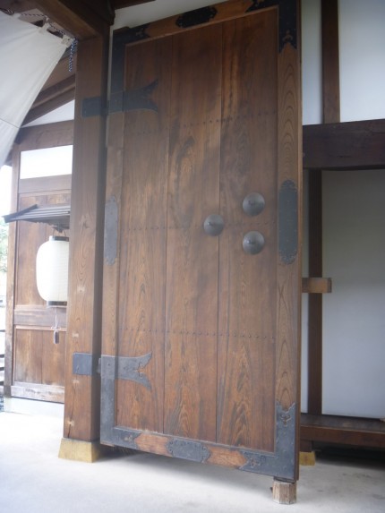 高山物産館の扉2