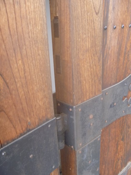 高山物産館の扉3