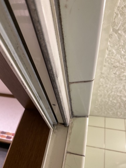 浴室折れ戸　ＹＫＫ　ＡＰサニーセーフⅡ　施工中