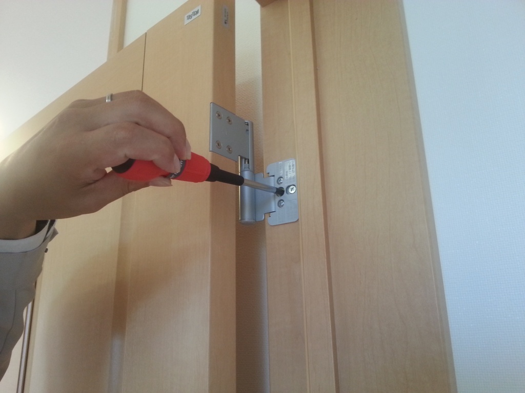 丁番　左右の調整