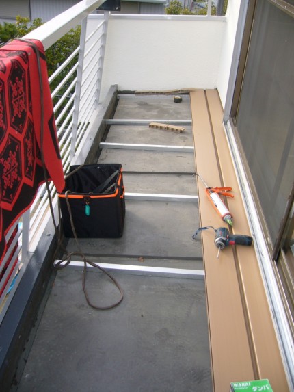 バルコニー床材取替中