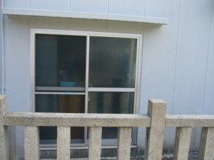 後付け雨戸取付前