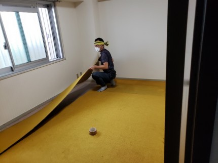 カーペットをカット