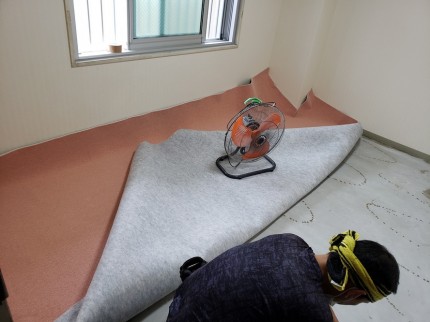 カーペット貼り