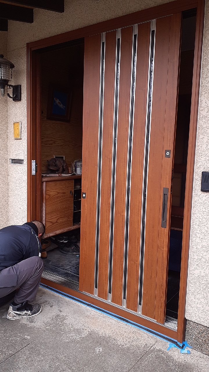 吹田市　玄関引き戸が痛んできたので取り換えたい！YKK　APドアリモ玄関引き戸