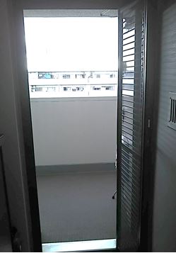 中折れ網戸取付後　折り畳んだところ