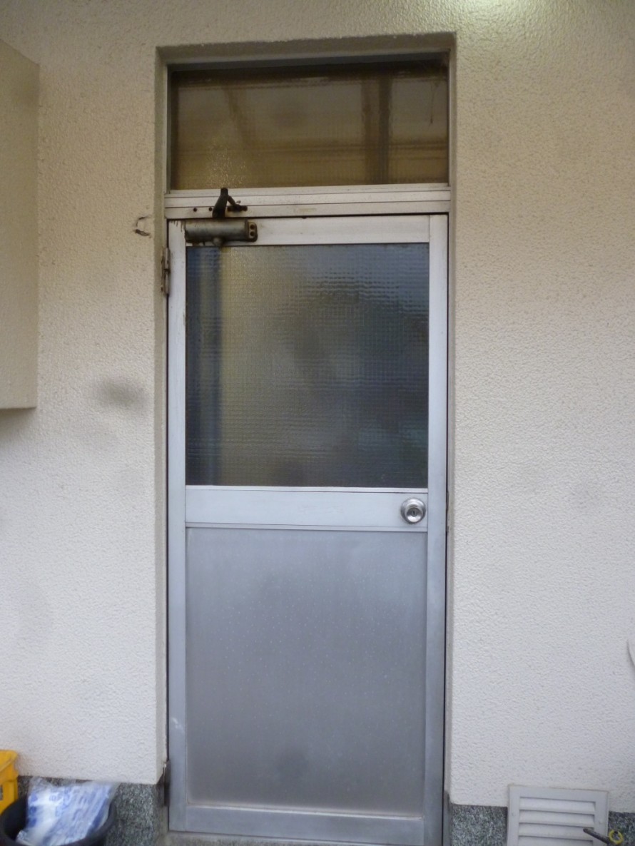 勝手口ドア取替え