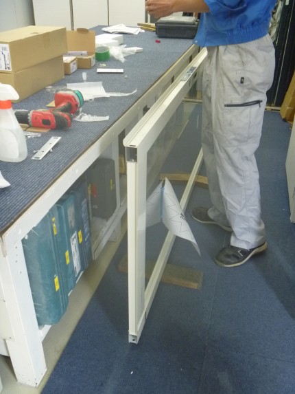 硝子を入れる作業