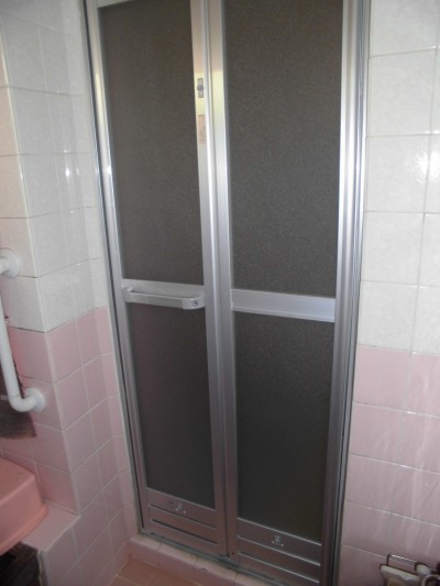 取替後浴室中折ドア