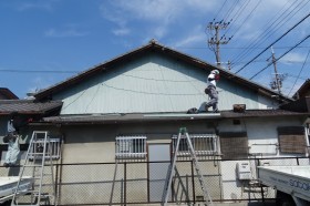 下屋根改修施工中１