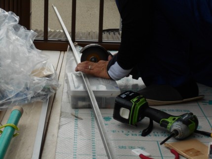 ベランダ　勝手口　採風ドア　カバー工事　アルミ曲げ物