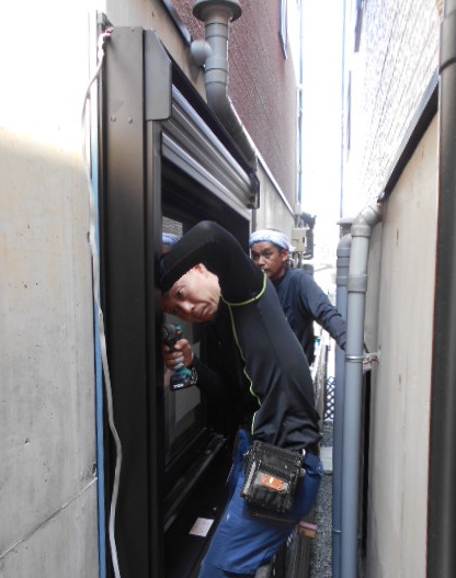 ＹＫＫ社製　壁付け電動シャッター