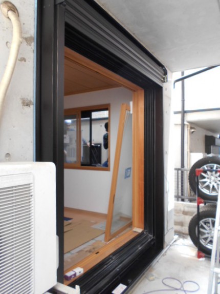 ＹＫＫ社製　壁付け電動シャッター