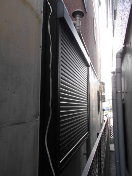 ＹＫＫ社製　壁付け電動シャッター