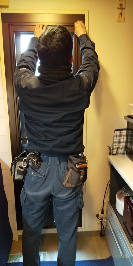 網戸の枠を固定