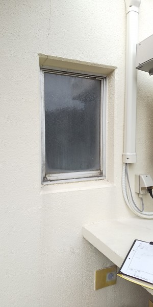 浴室内倒し窓　施工前