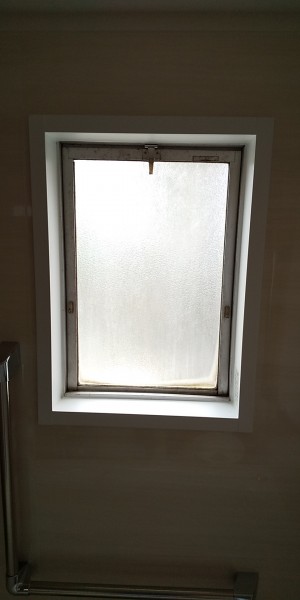 浴室内倒し窓　施工前　内側