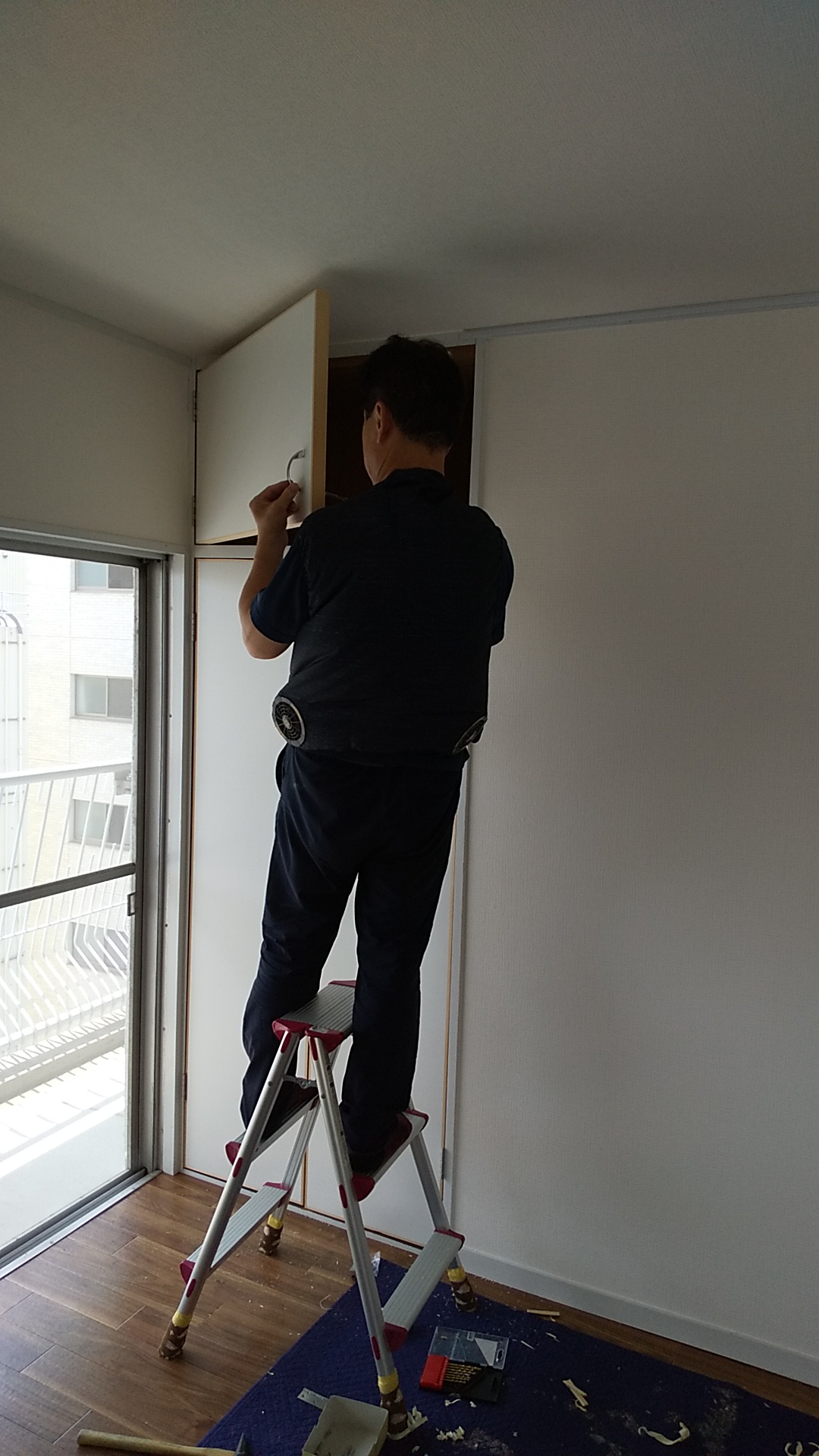 物入　建具取付作業　