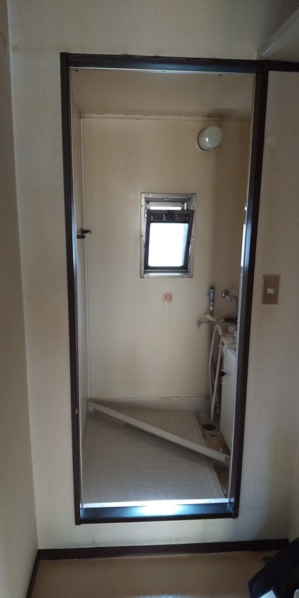 浴室折れ戸　施工前