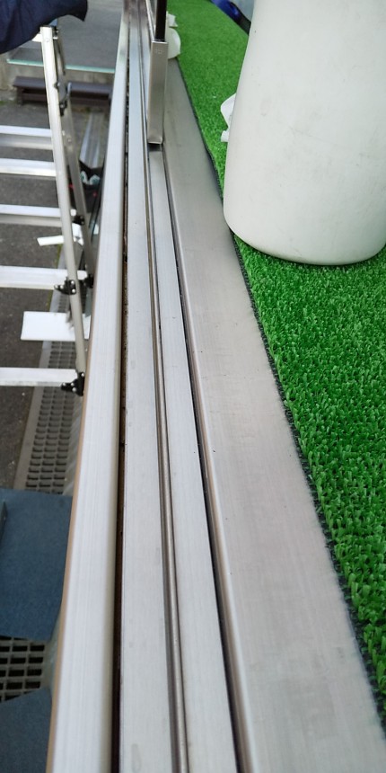 大型掲示板　ガラス引き戸　施工中