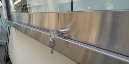 大型掲示板　ガラス引き戸　施工中2