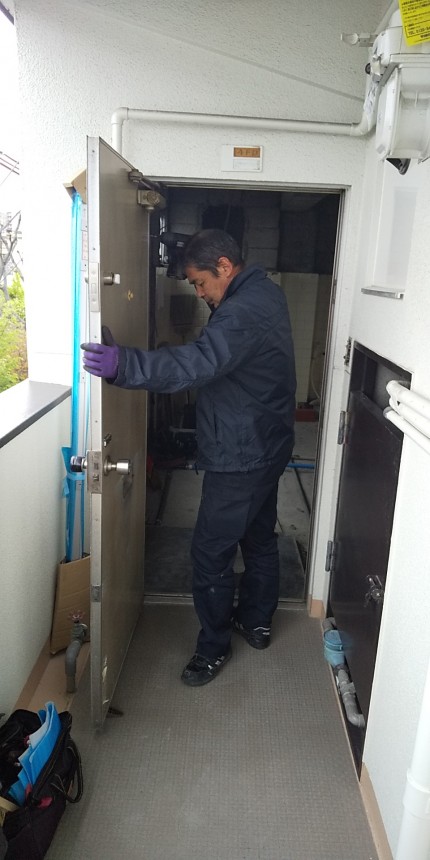 アルミフラッシュドア　施工中1