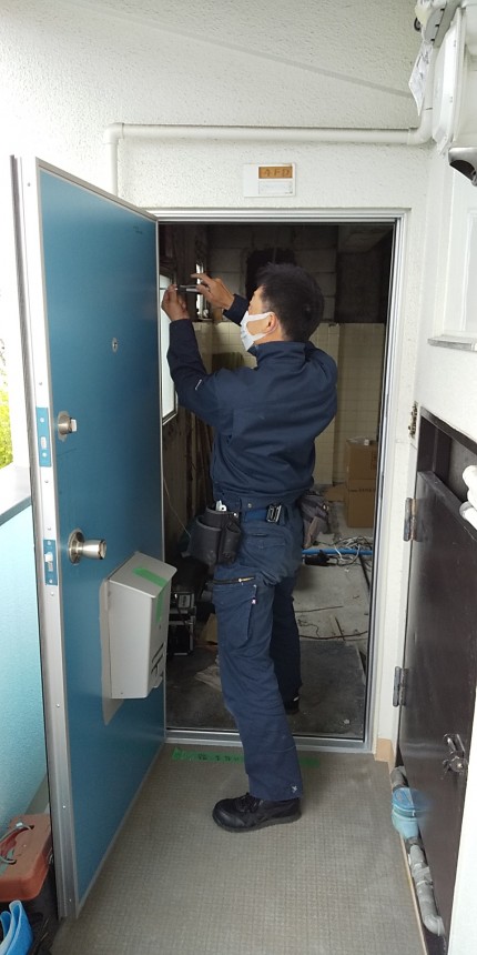 アルミフラッシュドア　施工中3