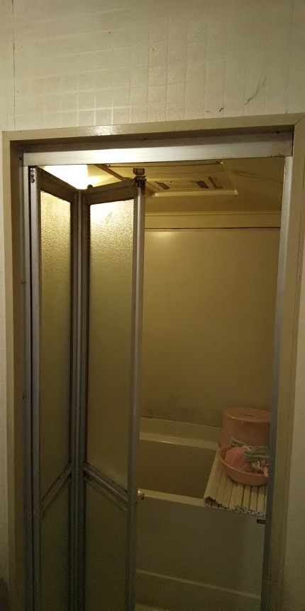 浴室折れ戸　施工前