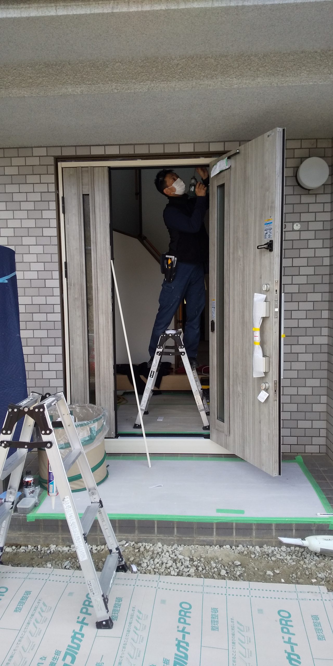 YKK　APドアリモ　施工中3