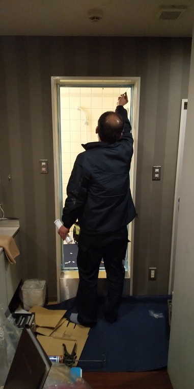 YKK　APドアリモ　浴室ドア　施工中