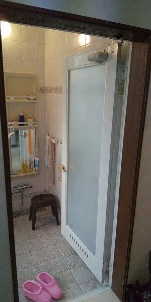 浴室ドア　カバー工事　施工前