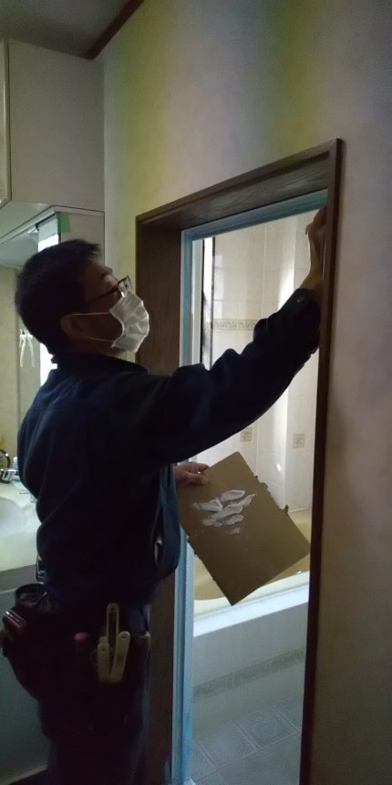 サニーセーフⅡ　浴室ドア　カバー工事　施工中4