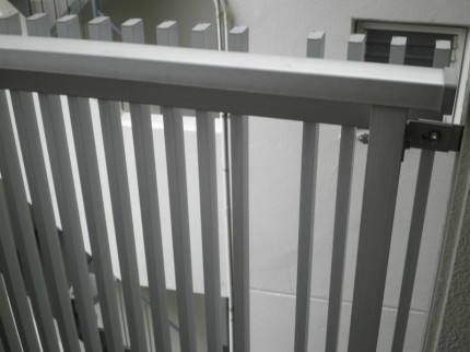 マンション　廊下　格子　手すり