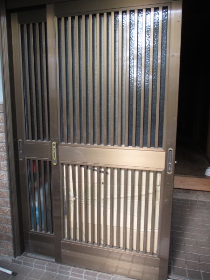 玄関引き戸　ガラス割れ替え