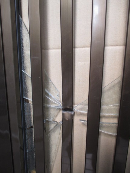 玄関引き戸　ガラス割れ替え