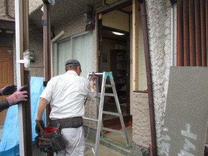 玄関ドア　施工中1