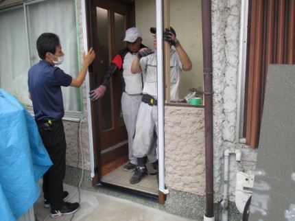 玄関ドア　施工中2