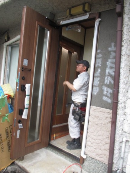 玄関ドア　施工中3